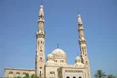 01 Dubai Jumeirah Mosque Is Built In The Medieval Fatimid Tradition With Two Minarets That Display The Subtle Details In The Stonework.jpg